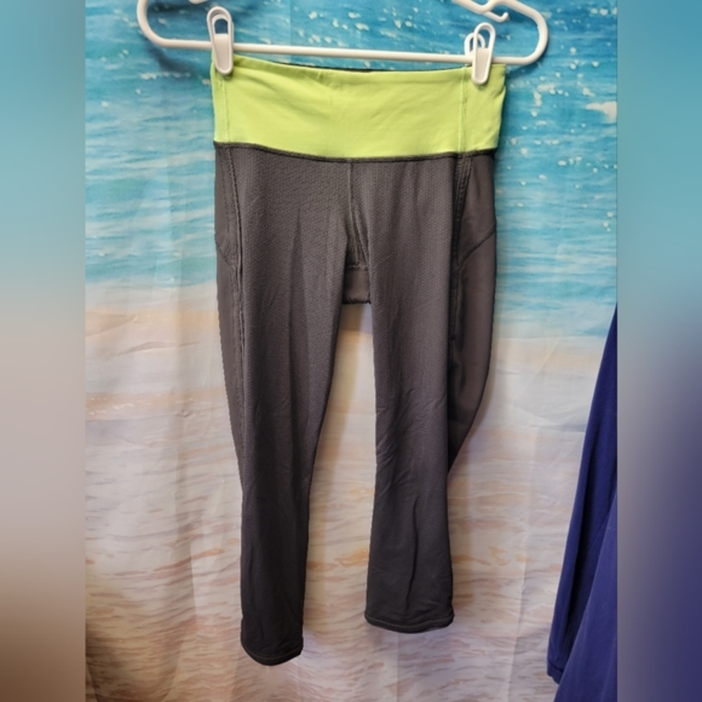 Lululemon Chatreuse & Black Crop Legging Size 4